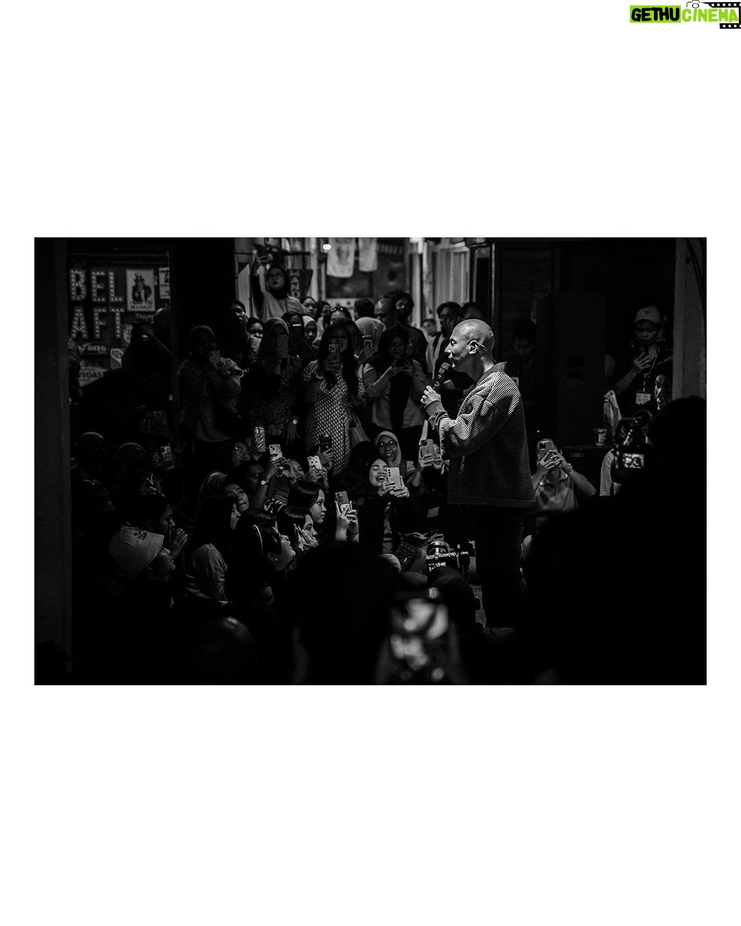 Marcell Siahaan - 751 Likes - Acara ini berawal dari saya ‘menantang’ anak-anak @thehallwayspace_ @rillyrobbi untuk mereka menyelenggarakan sebuah konser intim di Hallway, sebuah tempat seru dan unik yang berada persis ditengah-tengah sebuah pasar basah tradisional jaman saya kecil bernama Pasar Kosambi, Bandung.
Buat mereka yang minimal seangkatan dengan saya pasti tahu kalau disana adalah salah satu tempat terbaik membeli seragam sekolah dan juga seragam Pramuka beserta pernak-perniknya. Plus, Bandung Teater, sebuah bioskop yang sekarang berubah menjadi Hallway, yang didalamnya ada banyak sekali gerai ‘independen’ fashion, musik sampai kuliner.
Menyenangkan sekali.
Sebuah portal pertemuan, melting pot, tempat bertemunya banyak kalangan. Teman-teman bermusik di masa lampau seperti @gebegdrum @papapyopie @luki_govinda hadir disana, semua masih dalam keadaan sehat dan terus produktif.
Hadir juga teman-teman dari kalangan disabilitas antara lain @guntur.abah dan teman-teman tuli yang khusus saya undang, dan tidak lupa meminta kepada penyelenggara menyediakan penerjemah bahasa isyarat demi kenyamanan mereka.
Terima kasih kepada keluargaku, my Avengers, adik-adik musisi kesayangan @rishanda @renitamartadinata @jeffwatti @matthewmanwell @cesar_alkautsar @ivanalidiyan @imotimot dan masku @eugen.bounty GILAAAA! Walaupun udara panas banget, rebutan oksigen, tapi selalu maksimal. ❤️
Adikku, anakku, @mraviandika untuk duet maut kita di ‘Firasat’, THANK YOU, Sir! ❤️
Tim produksi MARCELL yang fantastik @anggianggoro @rickysophian @harfiovan @reyhin1603 @boyblackcurrant @heruusiswanto dibawah komando @gafurdinno ✅
Dan tentunya Kasubdit Ketampanan @ronaldreborn dan Kasubdit Dokumentasi dan Sejarah @bengurion.works yang super, dan Staf Khusus @shandy_age dan Kepala Rumah Tangga @ganjar.tribowo ✅
Dan mereka yang hadir sebagai support besar, adik-adik tersayang @filinno @zanninaaa @juliuzickboy @magentaparamita @awisnuw Michaela dan anakku ‘Kribo Neraka’ @keenahrah , TERIMA KASIH! ❤️
Team @mahatidana_fight.camp @lendengndgank yang juga hadir, hatur nuhun, Warriors!
Thank you @mrahotel and Mannery Eatery for hospitality.
Bandung, kenanganmu terlalu indah.