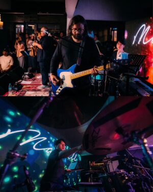 Marcell Siahaan Instagram - Acara ini berawal dari saya ‘menantang’ anak-anak @thehallwayspace_ @rillyrobbi untuk mereka menyelenggarakan sebuah konser intim di Hallway, sebuah tempat seru dan unik yang berada persis ditengah-tengah sebuah pasar basah tradisional jaman saya kecil bernama Pasar Kosambi, Bandung. 

Buat mereka yang minimal seangkatan dengan saya pasti tahu kalau disana adalah salah satu tempat terbaik membeli seragam sekolah dan juga seragam Pramuka beserta pernak-perniknya. Plus, Bandung Teater, sebuah bioskop yang sekarang berubah menjadi Hallway, yang didalamnya ada banyak sekali gerai ‘independen’ fashion, musik sampai kuliner. 

Menyenangkan sekali.

Sebuah portal pertemuan, melting pot, tempat bertemunya banyak kalangan. Teman-teman bermusik di masa lampau seperti @gebegdrum @papapyopie @luki_govinda hadir disana, semua masih dalam keadaan sehat dan terus produktif.

Hadir juga teman-teman dari kalangan disabilitas antara lain @guntur.abah dan teman-teman tuli yang khusus saya undang, dan tidak lupa meminta kepada penyelenggara menyediakan penerjemah bahasa isyarat demi kenyamanan mereka.

Terima kasih kepada keluargaku, my Avengers, adik-adik musisi kesayangan @rishanda @renitamartadinata @jeffwatti @matthewmanwell @cesar_alkautsar @ivanalidiyan @imotimot dan masku @eugen.bounty GILAAAA! Walaupun udara panas banget, rebutan oksigen, tapi selalu maksimal. ❤️

Adikku, anakku, @mraviandika untuk duet maut kita di ‘Firasat’, THANK YOU, Sir! ❤️

Tim produksi MARCELL yang fantastik @anggianggoro @rickysophian @harfiovan @reyhin1603 @boyblackcurrant @heruusiswanto dibawah komando @gafurdinno ✅

Dan tentunya Kasubdit Ketampanan @ronaldreborn dan Kasubdit Dokumentasi dan Sejarah @bengurion.works yang super, dan Staf Khusus @shandy_age dan Kepala Rumah Tangga @ganjar.tribowo ✅

Dan mereka yang hadir sebagai support besar, adik-adik tersayang @filinno @zanninaaa @juliuzickboy  @magentaparamita @awisnuw Michaela dan anakku ‘Kribo Neraka’ @keenahrah , TERIMA KASIH! ❤️

Team @mahatidana_fight.camp @lendengndgank yang juga hadir, hatur nuhun, Warriors!

Thank you @mrahotel and Mannery Eatery for hospitality.

Bandung, kenanganmu terlalu indah.