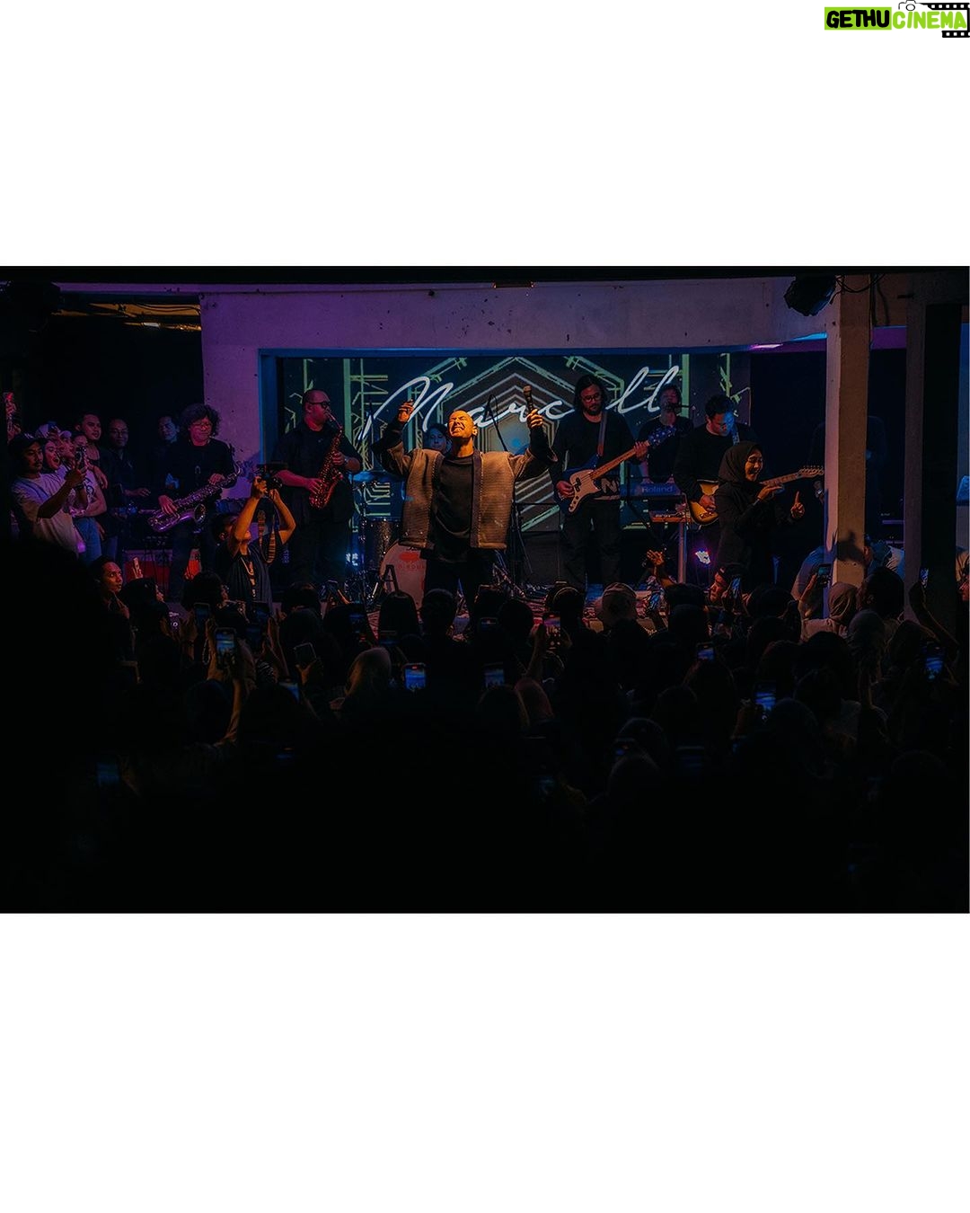 Marcell Siahaan - 751 Likes - Acara ini berawal dari saya ‘menantang’ anak-anak @thehallwayspace_ @rillyrobbi untuk mereka menyelenggarakan sebuah konser intim di Hallway, sebuah tempat seru dan unik yang berada persis ditengah-tengah sebuah pasar basah tradisional jaman saya kecil bernama Pasar Kosambi, Bandung.
Buat mereka yang minimal seangkatan dengan saya pasti tahu kalau disana adalah salah satu tempat terbaik membeli seragam sekolah dan juga seragam Pramuka beserta pernak-perniknya. Plus, Bandung Teater, sebuah bioskop yang sekarang berubah menjadi Hallway, yang didalamnya ada banyak sekali gerai ‘independen’ fashion, musik sampai kuliner.
Menyenangkan sekali.
Sebuah portal pertemuan, melting pot, tempat bertemunya banyak kalangan. Teman-teman bermusik di masa lampau seperti @gebegdrum @papapyopie @luki_govinda hadir disana, semua masih dalam keadaan sehat dan terus produktif.
Hadir juga teman-teman dari kalangan disabilitas antara lain @guntur.abah dan teman-teman tuli yang khusus saya undang, dan tidak lupa meminta kepada penyelenggara menyediakan penerjemah bahasa isyarat demi kenyamanan mereka.
Terima kasih kepada keluargaku, my Avengers, adik-adik musisi kesayangan @rishanda @renitamartadinata @jeffwatti @matthewmanwell @cesar_alkautsar @ivanalidiyan @imotimot dan masku @eugen.bounty GILAAAA! Walaupun udara panas banget, rebutan oksigen, tapi selalu maksimal. ❤️
Adikku, anakku, @mraviandika untuk duet maut kita di ‘Firasat’, THANK YOU, Sir! ❤️
Tim produksi MARCELL yang fantastik @anggianggoro @rickysophian @harfiovan @reyhin1603 @boyblackcurrant @heruusiswanto dibawah komando @gafurdinno ✅
Dan tentunya Kasubdit Ketampanan @ronaldreborn dan Kasubdit Dokumentasi dan Sejarah @bengurion.works yang super, dan Staf Khusus @shandy_age dan Kepala Rumah Tangga @ganjar.tribowo ✅
Dan mereka yang hadir sebagai support besar, adik-adik tersayang @filinno @zanninaaa @juliuzickboy @magentaparamita @awisnuw Michaela dan anakku ‘Kribo Neraka’ @keenahrah , TERIMA KASIH! ❤️
Team @mahatidana_fight.camp @lendengndgank yang juga hadir, hatur nuhun, Warriors!
Thank you @mrahotel and Mannery Eatery for hospitality.
Bandung, kenanganmu terlalu indah.