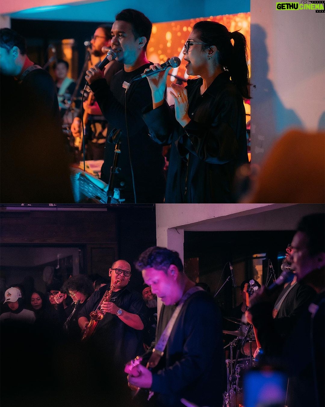 Marcell Siahaan - 751 Likes - Acara ini berawal dari saya ‘menantang’ anak-anak @thehallwayspace_ @rillyrobbi untuk mereka menyelenggarakan sebuah konser intim di Hallway, sebuah tempat seru dan unik yang berada persis ditengah-tengah sebuah pasar basah tradisional jaman saya kecil bernama Pasar Kosambi, Bandung.
Buat mereka yang minimal seangkatan dengan saya pasti tahu kalau disana adalah salah satu tempat terbaik membeli seragam sekolah dan juga seragam Pramuka beserta pernak-perniknya. Plus, Bandung Teater, sebuah bioskop yang sekarang berubah menjadi Hallway, yang didalamnya ada banyak sekali gerai ‘independen’ fashion, musik sampai kuliner.
Menyenangkan sekali.
Sebuah portal pertemuan, melting pot, tempat bertemunya banyak kalangan. Teman-teman bermusik di masa lampau seperti @gebegdrum @papapyopie @luki_govinda hadir disana, semua masih dalam keadaan sehat dan terus produktif.
Hadir juga teman-teman dari kalangan disabilitas antara lain @guntur.abah dan teman-teman tuli yang khusus saya undang, dan tidak lupa meminta kepada penyelenggara menyediakan penerjemah bahasa isyarat demi kenyamanan mereka.
Terima kasih kepada keluargaku, my Avengers, adik-adik musisi kesayangan @rishanda @renitamartadinata @jeffwatti @matthewmanwell @cesar_alkautsar @ivanalidiyan @imotimot dan masku @eugen.bounty GILAAAA! Walaupun udara panas banget, rebutan oksigen, tapi selalu maksimal. ❤️
Adikku, anakku, @mraviandika untuk duet maut kita di ‘Firasat’, THANK YOU, Sir! ❤️
Tim produksi MARCELL yang fantastik @anggianggoro @rickysophian @harfiovan @reyhin1603 @boyblackcurrant @heruusiswanto dibawah komando @gafurdinno ✅
Dan tentunya Kasubdit Ketampanan @ronaldreborn dan Kasubdit Dokumentasi dan Sejarah @bengurion.works yang super, dan Staf Khusus @shandy_age dan Kepala Rumah Tangga @ganjar.tribowo ✅
Dan mereka yang hadir sebagai support besar, adik-adik tersayang @filinno @zanninaaa @juliuzickboy @magentaparamita @awisnuw Michaela dan anakku ‘Kribo Neraka’ @keenahrah , TERIMA KASIH! ❤️
Team @mahatidana_fight.camp @lendengndgank yang juga hadir, hatur nuhun, Warriors!
Thank you @mrahotel and Mannery Eatery for hospitality.
Bandung, kenanganmu terlalu indah.