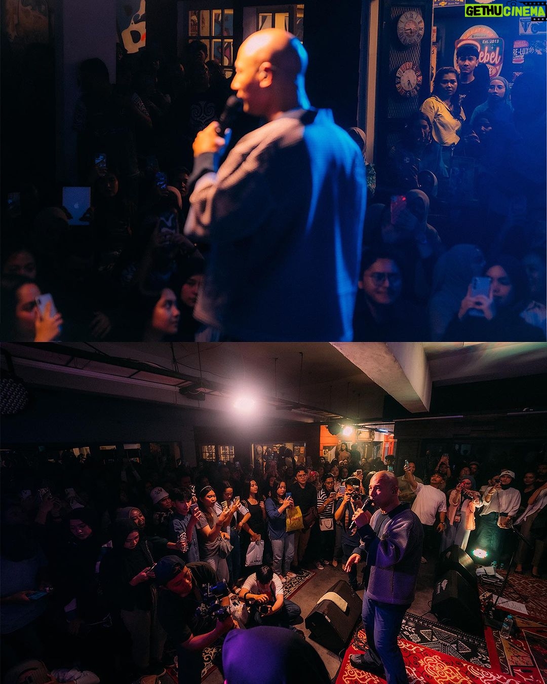 Marcell Siahaan - 751 Likes - Acara ini berawal dari saya ‘menantang’ anak-anak @thehallwayspace_ @rillyrobbi untuk mereka menyelenggarakan sebuah konser intim di Hallway, sebuah tempat seru dan unik yang berada persis ditengah-tengah sebuah pasar basah tradisional jaman saya kecil bernama Pasar Kosambi, Bandung.
Buat mereka yang minimal seangkatan dengan saya pasti tahu kalau disana adalah salah satu tempat terbaik membeli seragam sekolah dan juga seragam Pramuka beserta pernak-perniknya. Plus, Bandung Teater, sebuah bioskop yang sekarang berubah menjadi Hallway, yang didalamnya ada banyak sekali gerai ‘independen’ fashion, musik sampai kuliner.
Menyenangkan sekali.
Sebuah portal pertemuan, melting pot, tempat bertemunya banyak kalangan. Teman-teman bermusik di masa lampau seperti @gebegdrum @papapyopie @luki_govinda hadir disana, semua masih dalam keadaan sehat dan terus produktif.
Hadir juga teman-teman dari kalangan disabilitas antara lain @guntur.abah dan teman-teman tuli yang khusus saya undang, dan tidak lupa meminta kepada penyelenggara menyediakan penerjemah bahasa isyarat demi kenyamanan mereka.
Terima kasih kepada keluargaku, my Avengers, adik-adik musisi kesayangan @rishanda @renitamartadinata @jeffwatti @matthewmanwell @cesar_alkautsar @ivanalidiyan @imotimot dan masku @eugen.bounty GILAAAA! Walaupun udara panas banget, rebutan oksigen, tapi selalu maksimal. ❤️
Adikku, anakku, @mraviandika untuk duet maut kita di ‘Firasat’, THANK YOU, Sir! ❤️
Tim produksi MARCELL yang fantastik @anggianggoro @rickysophian @harfiovan @reyhin1603 @boyblackcurrant @heruusiswanto dibawah komando @gafurdinno ✅
Dan tentunya Kasubdit Ketampanan @ronaldreborn dan Kasubdit Dokumentasi dan Sejarah @bengurion.works yang super, dan Staf Khusus @shandy_age dan Kepala Rumah Tangga @ganjar.tribowo ✅
Dan mereka yang hadir sebagai support besar, adik-adik tersayang @filinno @zanninaaa @juliuzickboy @magentaparamita @awisnuw Michaela dan anakku ‘Kribo Neraka’ @keenahrah , TERIMA KASIH! ❤️
Team @mahatidana_fight.camp @lendengndgank yang juga hadir, hatur nuhun, Warriors!
Thank you @mrahotel and Mannery Eatery for hospitality.
Bandung, kenanganmu terlalu indah.