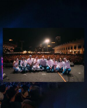 Marcell Siahaan Instagram - Rasa syukur, atas kesempatan bernyanyi di acara @waktuindonesiaberdansa, walaupun sempat mengalami sedikit kendala teknis tata suara panggung, sehingga terjadi sedikit keterlambatan yang cukup meresahkan. Namun atas kerjasama seluruh kru dan penggagas acara, semua bisa diselesaikan dan pertunjukan saya berjalan baik.

Terima kasih kebanggaanku @rishanda @cesar_alkautsar @hendro_drums @chika_olivia @imotimot @eugen.bounty @jeffwatti @dewiandarini ❤️

Komandan operasi Bapak Fachruddin @gafurdinno dan oom  Eidts @shandy_age 🙏

Seksi produksi panggung TERBAIK  @rickysophian @anggianggoro @boyblackcurrant @reyhin1603 @arya.blood , kalian EDAN!

Kasubag ketampanan @ronaldreborn dibantu @rekiyr 🙏

Alhamdulillah. 

Diabadikan oleh @bengurion.works 

#marcellsiahaan
#waktuindonesiaberdansa
#vmcmusic
