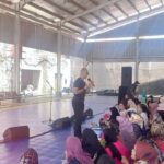 Marcell Siahaan Instagram - Assalamualaikum warahmatullahi wabarakatuh, sampurasun parawargi. Kenangan pertemuan dengan warga Cibiru, Cinambu dan Ujung Berung. Terima kasih atas sambutan hangatnya dan semoga semuanya sehat. Sampai bertemu lagi dengan #konengtilulima ! Demi Merah Putih. #MarcellSiahaan #FirasatMenujuSenayan #Babaktisanesngabati #PoskoSemusim #KonengTiluLima #PDIPerjuangan #BantengMudaIndonesia #GenerasiGotongRoyong #SolidBergerak Kota Bandung Jawa Barat Indonesia