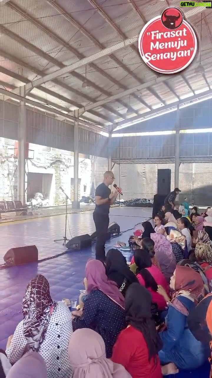 Marcell Siahaan Instagram - Assalamualaikum warahmatullahi wabarakatuh, sampurasun parawargi. Kenangan pertemuan dengan warga Cibiru, Cinambu dan Ujung Berung. Terima kasih atas sambutan hangatnya dan semoga semuanya sehat. Sampai bertemu lagi dengan #konengtilulima ! Demi Merah Putih. #MarcellSiahaan #FirasatMenujuSenayan #Babaktisanesngabati #PoskoSemusim #KonengTiluLima #PDIPerjuangan #BantengMudaIndonesia #GenerasiGotongRoyong #SolidBergerak Kota Bandung Jawa Barat Indonesia