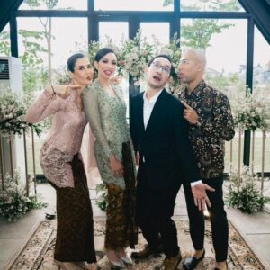Marcell Siahaan Instagram - Gw cuman pengen lihat lo bahagia, Di @alkresna.

Walaupun banyak yang bilang, siapapun yang berhasil nyomblangin orang sampai nikah, pahalanya besar.

Gw jg bersyukur dapet rejeki bisa dengerin segala keluh kesah lo jauh sebelum semua ini terjadi, yang tidak dalam waktu lama, akhirnya terjawab, dan lagi-lagi gw bisa nyaksiin langsung.

Sudah seharusnya lo ketemu @nadiacia_jb, dude. 

Gw ama @rimamelati cuman jadi orang-orang yang beruntung bisa nemuin dan nganterin kalian, lain tidak.

Have fun, ok. Be safe. Saling jaga.

Love you guys!