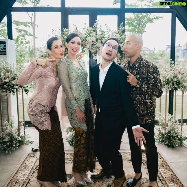 Marcell Siahaan - 1.1K Likes - Gw cuman pengen lihat lo bahagia, Di @alkresna.
Walaupun banyak yang bilang, siapapun yang berhasil nyomblangin orang sampai nikah, pahalanya besar.
Gw jg bersyukur dapet rejeki bisa dengerin segala keluh kesah lo jauh sebelum semua ini terjadi, yang tidak dalam waktu lama, akhirnya terjawab, dan lagi-lagi gw bisa nyaksiin langsung.
Sudah seharusnya lo ketemu @nadiacia_jb, dude.
Gw ama @rimamelati cuman jadi orang-orang yang beruntung bisa nemuin dan nganterin kalian, lain tidak.
Have fun, ok. Be safe. Saling jaga.
Love you guys!