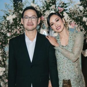 Marcell Siahaan Instagram - Gw cuman pengen lihat lo bahagia, Di @alkresna.

Walaupun banyak yang bilang, siapapun yang berhasil nyomblangin orang sampai nikah, pahalanya besar.

Gw jg bersyukur dapet rejeki bisa dengerin segala keluh kesah lo jauh sebelum semua ini terjadi, yang tidak dalam waktu lama, akhirnya terjawab, dan lagi-lagi gw bisa nyaksiin langsung.

Sudah seharusnya lo ketemu @nadiacia_jb, dude. 

Gw ama @rimamelati cuman jadi orang-orang yang beruntung bisa nemuin dan nganterin kalian, lain tidak.

Have fun, ok. Be safe. Saling jaga.

Love you guys!