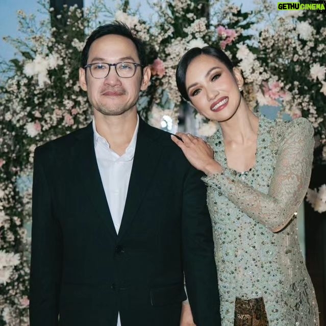 Marcell Siahaan Instagram - Gw cuman pengen lihat lo bahagia, Di @alkresna. Walaupun banyak yang bilang, siapapun yang berhasil nyomblangin orang sampai nikah, pahalanya besar. Gw jg bersyukur dapet rejeki bisa dengerin segala keluh kesah lo jauh sebelum semua ini terjadi, yang tidak dalam waktu lama, akhirnya terjawab, dan lagi-lagi gw bisa nyaksiin langsung. Sudah seharusnya lo ketemu @nadiacia_jb, dude. Gw ama @rimamelati cuman jadi orang-orang yang beruntung bisa nemuin dan nganterin kalian, lain tidak. Have fun, ok. Be safe. Saling jaga. Love you guys! Indonesia