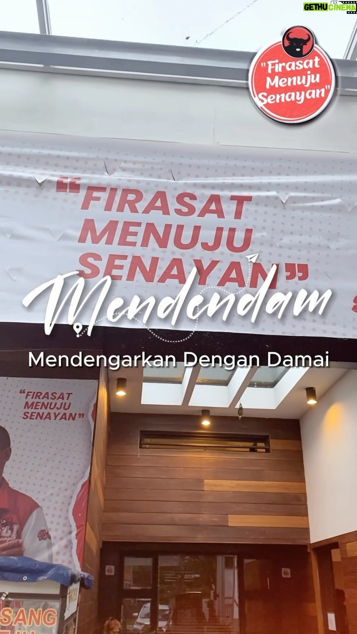 Marcell Siahaan Instagram - Assalamualaikum warahmatullahi wabarakatuh. Sampurasun parawargi. Mendendam, "Mendengarkan dengan Damai" kali ini saya habiskan bersama Komunitas Pengemudi Angkot Kota Bandung. Seperti biasa kami bertukar cerita sehari-hari, mendengarkan keluh kesah tentang kendala-kendala yang dihadapi. Tujuannya adalah agar transportasi umum ini tetap mampu beroperasi dengan baik dan layak. Tidak ketinggalan diskusi kami tentang bagaimana menyikapi rencana program konversi transportasi di Kota Bandung yang dilakukan oleh pemerintah. Bahagia rasanya saya dipercayakan untuk mendengarkan keluh kesah, saran dan masukan dari saudara-saudara pengemudi angkot mengenai apa yang seharusnya dan mungkin di upayakan demi kenyamanan bersama serta bagaimana agar profesi ini dapat secara konsisten bergerak maju yang, walaupun, di kemudian hari sistem ini tentunya akan terus mengalami penyesuaian demi kemajuan tranportasi umum secara menyeluruh, namun tetap berbasis kenyamanan penumpang serta kesejahteraan para pengemudinya. Semoga segera bertemu lagi. Bismillahirrahmanirrahim. Demi Merah Putih. #MarcellSiahaan #PoskoSemusim #FirasatMenujuSenayan #PDIPerjuangan #BantengMudaIndonesia #GenerasiGotongRoyong #SolidBergerak
