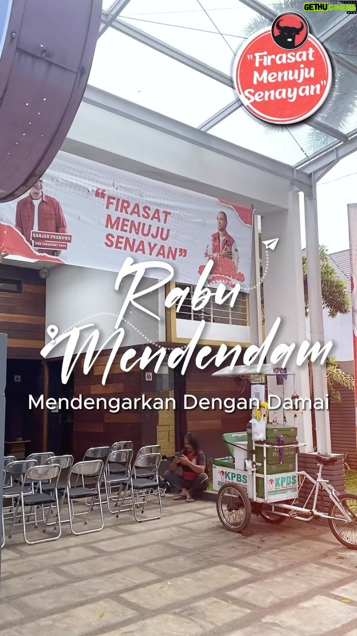 Marcell Siahaan Instagram - Assalamualaikum warrahmatulahi wabarakatuh. Sampurasun parawargi. Pada Rabu Mendendam (Mendengarkan Dengan Damai) kali ini saya mendapatkan kesempatan bertemu dengan Komunitas Ojek Online dari kawasan Bandung Timur dan Cimahi. Mendengarkan langsung keluh kesah mereka, mendapatkan asupan-asupan penting mengenai apa yang seharusnya diupayakan untuk menaikkan standar kelayakan profesi pengendara ojek online, memanusiakan mitra-mitra dari aplikasi-aplikasi online ini. Insya Allah, kita bertemu lagi. Demi Merah Putih #MarcellSiahaan #FirasatMenujuSenayan #PoskoSemusim #PDIPerjuangan #BantengMudaIndonesia #GenerasiGotongRoyong