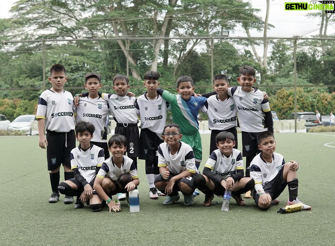 Marcell Siahaan Instagram - Singacup 2023 di Singapura menjadi pengalaman bertanding sepakbola di luar negeri yang pertama buat Seth Ananda. Nervous dia. Sempat diawali dengan insiden paspor Seth dan Ayihnya yang tertahan di Kedutaan Belanda karena pengurusan Schengen Visa, dengan munculnya sistem dimana paspor tidak bisa ‘keluar sementara’ ketika sedang dalam pengurusan padahal harus berangkat ke Singapura untuk tanding. Alhamdulilah, Visa Schengen bisa diselesaikan tepat waktu berkat profesionalisme Kedutaan Belanda, dan akhirnya Seth berangkat ke Singapura dan bertanding bersama team @soccered.id. Kondisi Seth sayangnya belum sepenuhnya pulih dari flu-nya yang berkepanjangan, ditambah harus dengan sabar mengingatkan dia untuk terus minum air mineral serta tidak mengkonsumsi makanan manis dan produk-produk susu yang berlebihan agar alerginya tidak mudah tercetus. Pertandingan berjalan dengan cukup menegangkan karena beberapa team lawan terlihat jauh lebih solid. Seth mendapat pelajaran berharga terutama mengenai mental bertanding yang bukan saja mengharuskan dia untuk fokus pada kelebihan-kelebihannya, tapi juga disaat yang bersamaan tidak boleh jumawa, besar kepala serta cepat puas. Untung ada abangnya, Edga @_edgaiancook yang benar-benar menjadi ‘shadow coach’, yang dengan perspektifnya memberikan banyak input-input teknis maupun non-teknis untuk Seth termasuk menasehatinya untuk tetap menjaga ‘attitude’ yang baik, sabar dan tenang dalam menghadapi apapun di lapangan. Seth belajar melihat dengan mata kepalanya sendiri bahwa menentukan tujuan dan fokus adalah syarat utama yang akan menentukan seberapa jauh seseorang mampu bertahan dalam karirnya. Sekalipun usia Seth terbilang masih kecil, namun sudah saatnya untuk dia belajar dan berlatih dengan lebih serius. Terima kasih @soccered.id atas kesempatan yang sangat baik ini untuk Seth. 📷: @narawangsadheo #soccered #socceredid RainForest Sports Hub, Turf City