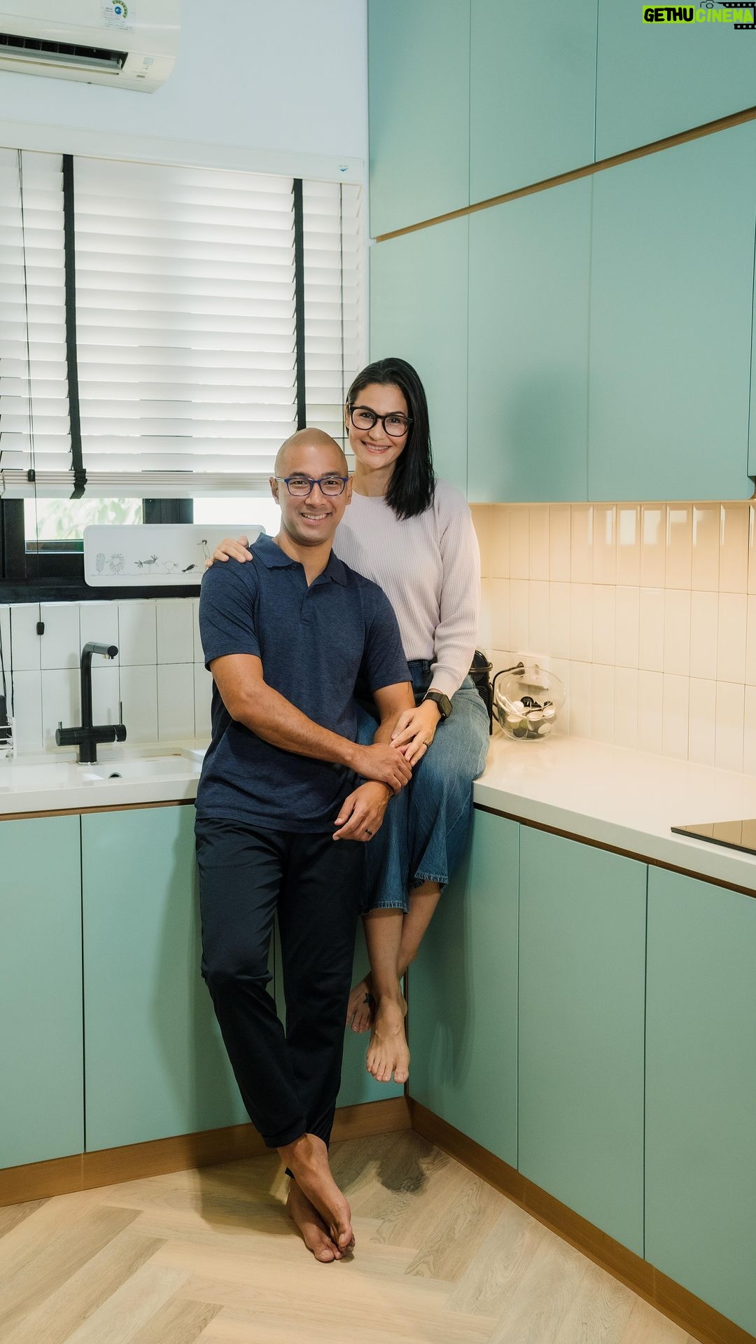 Marcell Siahaan Instagram - Genap 10 tahun dapur ini telah menjadi tumpuan harapan kami dan kini tiba saatnya untuk melakukan renovasi. Dibantu Savin Home dan Blanco Indonesia, kami melakukan peremajaan dapur kami dengan mengubah layout dan desain yang lebih cantik dan segar. Desain yang efisien lengkap dengan kompartemen-kompartemen yang sesuai peruntukannya membuat dapur tetap terasa luas dan sedap dipandang, sekalipun menampung banyak sekali barang kebutuhan dapur dan juga pernak-pernik lainnya. Tidak ketinggalan, wastafel dengan keran khusus dari Blanco yang menyediakan dua katup untuk air cucian dan air minum dengan desain simpel namun cantik dan elegan. Terima kasih savin home dan jg blanco indonesia #savinhome #blancoindonesia #renovation #interiordesign #interiordesignindonesia #homelifestyle #homelifestyleindonesia