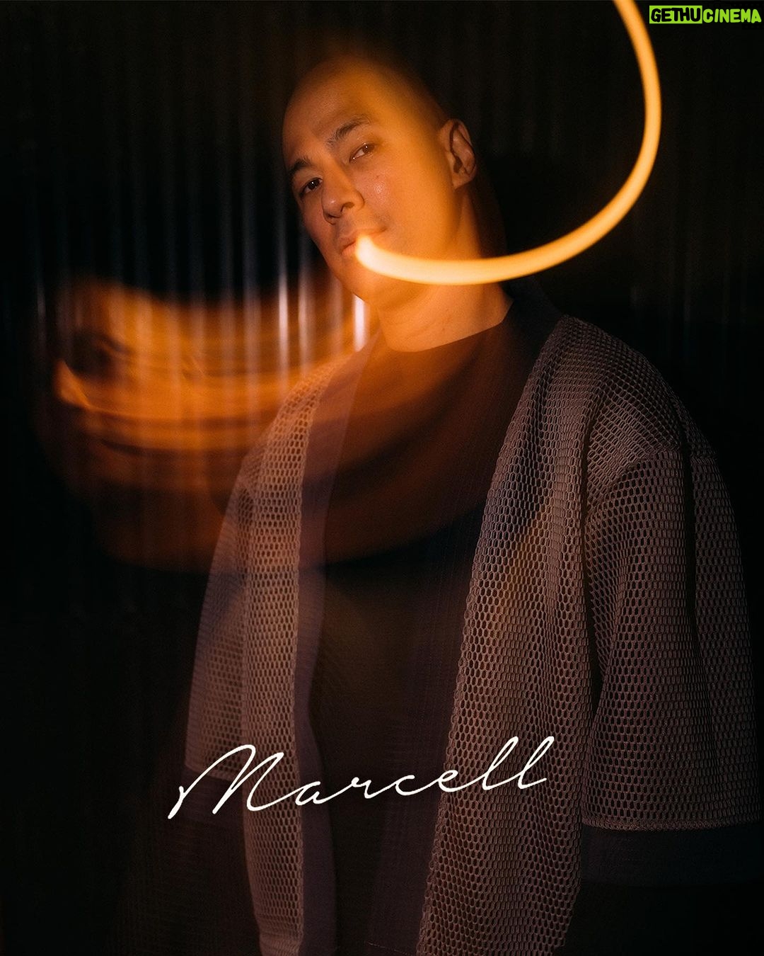 Marcell Siahaan - 751 Likes - Acara ini berawal dari saya ‘menantang’ anak-anak @thehallwayspace_ @rillyrobbi untuk mereka menyelenggarakan sebuah konser intim di Hallway, sebuah tempat seru dan unik yang berada persis ditengah-tengah sebuah pasar basah tradisional jaman saya kecil bernama Pasar Kosambi, Bandung.
Buat mereka yang minimal seangkatan dengan saya pasti tahu kalau disana adalah salah satu tempat terbaik membeli seragam sekolah dan juga seragam Pramuka beserta pernak-perniknya. Plus, Bandung Teater, sebuah bioskop yang sekarang berubah menjadi Hallway, yang didalamnya ada banyak sekali gerai ‘independen’ fashion, musik sampai kuliner.
Menyenangkan sekali.
Sebuah portal pertemuan, melting pot, tempat bertemunya banyak kalangan. Teman-teman bermusik di masa lampau seperti @gebegdrum @papapyopie @luki_govinda hadir disana, semua masih dalam keadaan sehat dan terus produktif.
Hadir juga teman-teman dari kalangan disabilitas antara lain @guntur.abah dan teman-teman tuli yang khusus saya undang, dan tidak lupa meminta kepada penyelenggara menyediakan penerjemah bahasa isyarat demi kenyamanan mereka.
Terima kasih kepada keluargaku, my Avengers, adik-adik musisi kesayangan @rishanda @renitamartadinata @jeffwatti @matthewmanwell @cesar_alkautsar @ivanalidiyan @imotimot dan masku @eugen.bounty GILAAAA! Walaupun udara panas banget, rebutan oksigen, tapi selalu maksimal. ❤️
Adikku, anakku, @mraviandika untuk duet maut kita di ‘Firasat’, THANK YOU, Sir! ❤️
Tim produksi MARCELL yang fantastik @anggianggoro @rickysophian @harfiovan @reyhin1603 @boyblackcurrant @heruusiswanto dibawah komando @gafurdinno ✅
Dan tentunya Kasubdit Ketampanan @ronaldreborn dan Kasubdit Dokumentasi dan Sejarah @bengurion.works yang super, dan Staf Khusus @shandy_age dan Kepala Rumah Tangga @ganjar.tribowo ✅
Dan mereka yang hadir sebagai support besar, adik-adik tersayang @filinno @zanninaaa @juliuzickboy @magentaparamita @awisnuw Michaela dan anakku ‘Kribo Neraka’ @keenahrah , TERIMA KASIH! ❤️
Team @mahatidana_fight.camp @lendengndgank yang juga hadir, hatur nuhun, Warriors!
Thank you @mrahotel and Mannery Eatery for hospitality.
Bandung, kenanganmu terlalu indah.