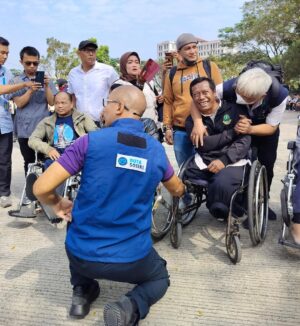 Marcell Siahaan Instagram - Ketika memberi dilakukan bukan karena berlebih. 

Ketika memberi dirasa tanpa beban karena paham rasanya tidak punya.

Ketika turun kebawah menjadi sesuatu yang alami karena memang berasal dari bawah.

Amanah. Demi Merah Putih.

Bismillahirrahmanirrahim.