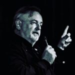Marcelo Mansfield Instagram - Foto aleatória durante um show de standup !!! Nao há muito tempo atras…. Eu gosto … pareço serio .. devia estar falando sobre detetização !!! #fotografia #photo #fun #funny #love #standupcomedy #amazing #comédia #comedy