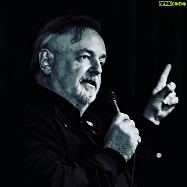 Marcelo Mansfield Instagram - Foto aleatória durante um show de standup !!! Nao há muito tempo atras…. Eu gosto … pareço serio .. devia estar falando sobre detetização !!! #fotografia #photo #fun #funny #love #standupcomedy #amazing #comédia #comedy