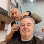 Marcelo Mansfield Instagram - Cortando as madeixas pos filmagem de “Uma Advogada Brilhante “ !!! By @victormateuslanes #fun #funny #hairdresser #amazing #haircut