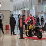 Marcelo Mansfield Instagram - Não to fazendo onda, to fazendo Honda !! Daqui a pouco ta nas redes a campanha do Consórcio Honda !!! Aguardando!!! #honda #hondamotorcycles #fun #amazing #moto