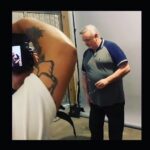 Marcelo Mansfield Instagram - Fazendo fotos pra cena de “Uma Advogada Brilhante” que começa a rodar semana que vem… cabelinho, makezinho e figurininho pronto pra luta !!! #longametragem #comedia #comedy #cinema #cinemabrasileiro #fun #funny #love #amazing