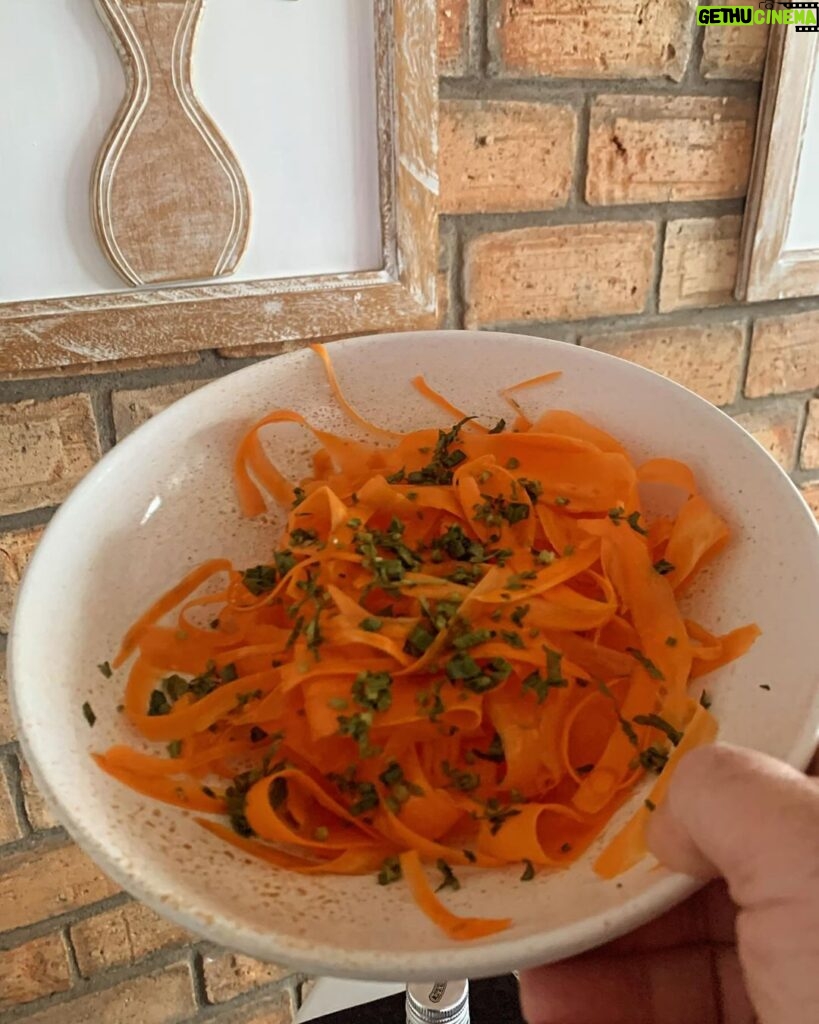 Marcelo Mansfield Instagram - Super salada de cenoura que aprendi com o @jarllesgois !!! E olha que sou super amador na cozinha !!! Mas é facil e fica uma delicia !!!! #fun #carrots #salada #salad #food #naturalfood #amazimg