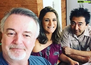 Marcelo Mansfield Instagram - Lembranças dos tempos idos 2: Hoje, dia de #tbt , saudades do programa “Tudo Acaba Em Pizza” que eu a Daniela Tesolin e o Marcos Aguena fizemos pra ChefTv por um bom tempo… a gente gravava toda semana na @numberoneburger e fazia um sucessinho gostoso na Tv a Cabo entre 2017-2018 !!! #fun #funny #tudoacabaempizza #conedy #tv #tvshow
