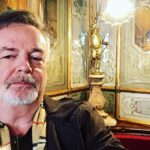 Marcelo Mansfield Instagram - Passear, viajar, cortar o estradao, conhecer mais, saber mais … isso sim é que e viver !!!! (Viena antes da pandemia) #fun #amazing #love #museunacional #museus #arte Castello Di Schobrunn - Vienna