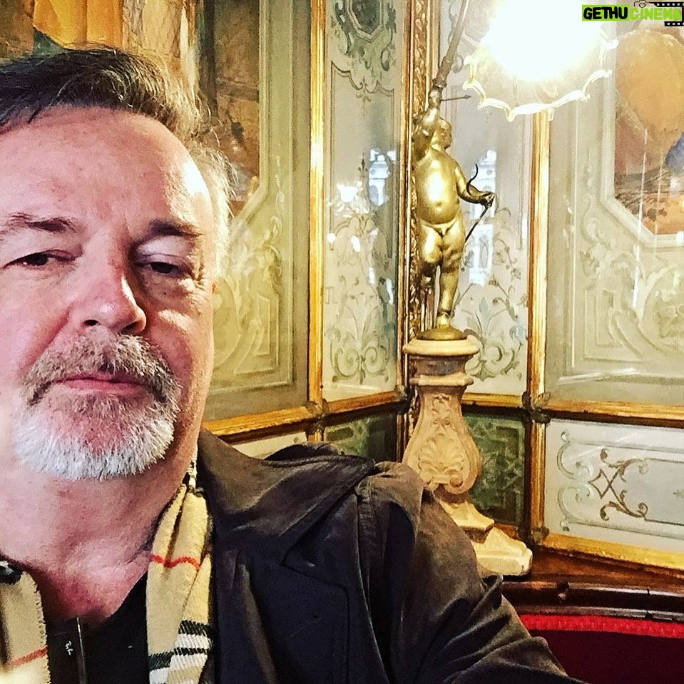 Marcelo Mansfield Instagram - Passear, viajar, cortar o estradao, conhecer mais, saber mais … isso sim é que e viver !!!! (Viena antes da pandemia) #fun #amazing #love #museunacional #museus #arte Castello Di Schobrunn - Vienna