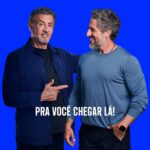 Marcos Mion Instagram - NÃO É UMA MONTAGEM!! ISSO ACONTECEU DE VERDADE!! Mesmo sendo totalmente incompreensível pra mim, sinto um ORGULHO e um coração acelerado como nunca senti antes… Vamos lá… são MUITAS camadas! Acompanhe: - O Itaú Uniclass está voltando com tudo e lançou um filme baseado na minha história pessoal, nos degraus que já subi e nos que pretendo ainda alcançar. O que já é uma honra e um reconhecimento completamente fora da realidade. - Mas quando eles envolvem a maior referência da minha vida em valores imprescindíveis como superação, vitória e resiliência, que é o Rocky Balboa, se torna inimaginável. - E quando eles conseguem mobilizar e cativar “o homem” para participar do filme me avalizando, reconhecendo e incentivando a seguir meu caminho… se torna incompreensível. - Pensa na minha cabeça! Que é a mesma do Marcos criança lá do Planalto Paulista que cresceu com pôsteres dele na parede e que sabe, até hoje, os discursos do filme de cor. - Parando pra analisar friamente e o cérebro de fato explodir: eu sou a única outra pessoa que subiu a escadaria tocando a música de forma oficial, com os direitos pagos! 🤯😂🤯😂 E ainda subi COM ELE! Nem o Michael B. Jordan, que faz o Creed, fez o mesmo. O quão SURREAL é isso??? A vida é algo maravilhoso! Surpreendente! Da qual nunca podemos desistir … porque coisas inimagináveis acontecem! Obrigado @miltonnmaluhy @etracanella @rafaelurenha @thaizakemi @ascaciota @vellas @nati_barreira @pedrosmith @it_giovana @c.pintarelli @renato_stefani minha família Itaú por isso! O Itaú Uniclass definitivamente me ajudou a chegar lá. . #itau #uniclass