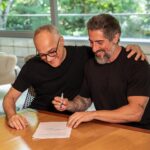 Marcos Mion Instagram - “Garantir que teremos a energia e a paixão do Mion por mais três anos é motivo de muita alegria para todos nós da Globo. Nossos sábados seguirão sendo inspiradores e emocionantes com o ‘Caldeirão com Mion’.” Amauri Soares Diretor dos Estúdios Globo - Um dia muito especial. Hoje dei o segundo passo dentro da emissora dos meus sonhos, rumo aos próximos 35/40 anos! Sou um ser humano muito focado, pra não dizer obcecado, em conquistar meus sonhos e Deus tem sido muito generoso comigo nesse aspecto. São já umas 4 vidas dentro de uma só! Intensidade é meu sobrenome!😄😄 Amauri, tenho certeza que não vamos esquecer o dia de hoje! Moniquinha, Geninho, Manzar, Paim, Bernando, Samantha, todos os departamentos e inacreditáveis profissionais com os quais eu trabalho todos os dias: obrigado por tudo e por tanto! A Tv Globo é uma instituição que vai viver além de todos nós, mas por enquanto quem dá alma e vida à ela somos nós! Então vamos honrar nossa vez e deixar um legado que sirva de inspiração para todos que vierem depois! ❤️ O melhor de realizar um sonho é quando vc passa a acordar dentro dele todos os dias!🙌🏼 Obrigado Jesus Cristo por me guiar até aqui, me abençoar tanto, continue fazendo de mim um instrumento do seu amor, como te peço todos os dias! Que eu não falhe na missão de levar alegria pro povo braisleiro, afinal a alegria é o único caminho para a esperança!🙏🏼