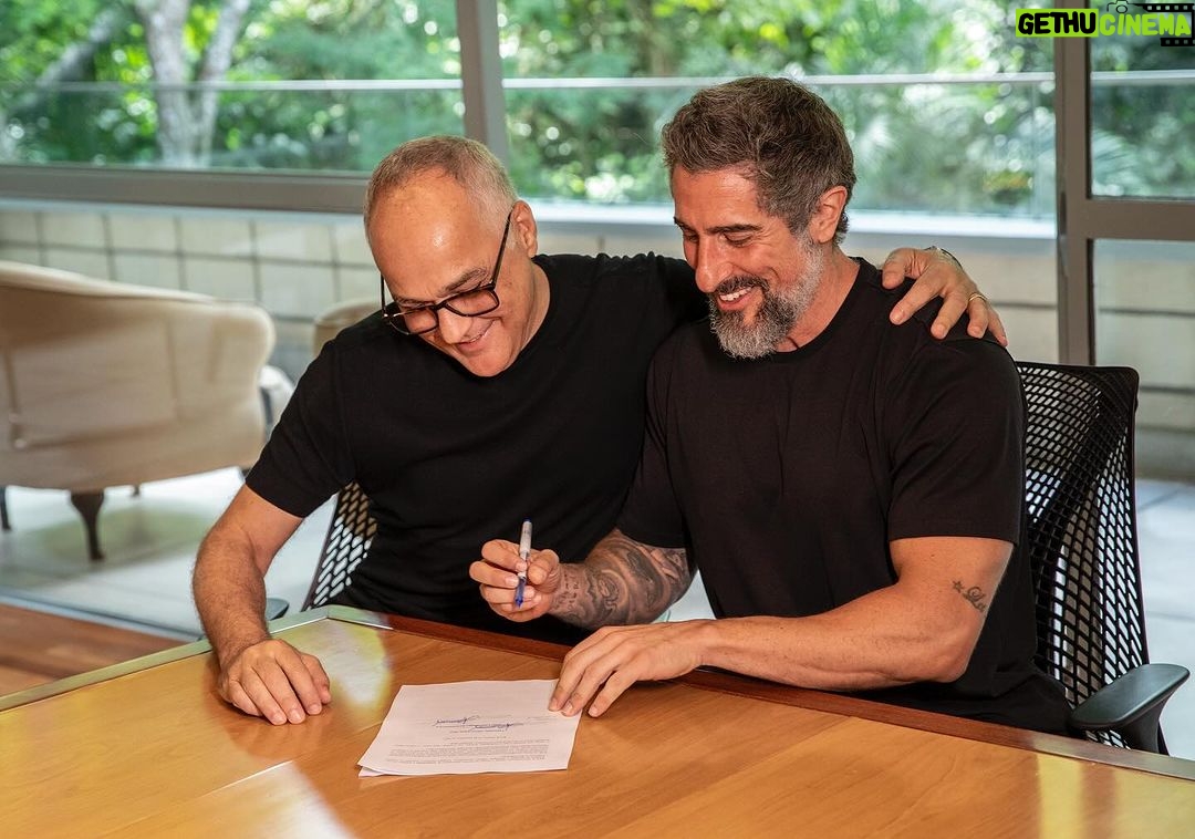 Marcos Mion Instagram - “Garantir que teremos a energia e a paixão do Mion por mais três anos é motivo de muita alegria para todos nós da Globo. Nossos sábados seguirão sendo inspiradores e emocionantes com o ‘Caldeirão com Mion’.” Amauri Soares Diretor dos Estúdios Globo - Um dia muito especial. Hoje dei o segundo passo dentro da emissora dos meus sonhos, rumo aos próximos 35/40 anos! Sou um ser humano muito focado, pra não dizer obcecado, em conquistar meus sonhos e Deus tem sido muito generoso comigo nesse aspecto. São já umas 4 vidas dentro de uma só! Intensidade é meu sobrenome!😄😄 Amauri, tenho certeza que não vamos esquecer o dia de hoje! Moniquinha, Geninho, Manzar, Paim, Bernando, Samantha, todos os departamentos e inacreditáveis profissionais com os quais eu trabalho todos os dias: obrigado por tudo e por tanto! A Tv Globo é uma instituição que vai viver além de todos nós, mas por enquanto quem dá alma e vida à ela somos nós! Então vamos honrar nossa vez e deixar um legado que sirva de inspiração para todos que vierem depois! ❤️ O melhor de realizar um sonho é quando vc passa a acordar dentro dele todos os dias!🙌🏼 Obrigado Jesus Cristo por me guiar até aqui, me abençoar tanto, continue fazendo de mim um instrumento do seu amor, como te peço todos os dias! Que eu não falhe na missão de levar alegria pro povo braisleiro, afinal a alegria é o único caminho para a esperança!🙏🏼
