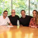 Marcos Mion Instagram - “Garantir que teremos a energia e a paixão do Mion por mais três anos é motivo de muita alegria para todos nós da Globo. Nossos sábados seguirão sendo inspiradores e emocionantes com o ‘Caldeirão com Mion’.” Amauri Soares Diretor dos Estúdios Globo - Um dia muito especial. Hoje dei o segundo passo dentro da emissora dos meus sonhos, rumo aos próximos 35/40 anos! Sou um ser humano muito focado, pra não dizer obcecado, em conquistar meus sonhos e Deus tem sido muito generoso comigo nesse aspecto. São já umas 4 vidas dentro de uma só! Intensidade é meu sobrenome!😄😄 Amauri, tenho certeza que não vamos esquecer o dia de hoje! Moniquinha, Geninho, Manzar, Paim, Bernando, Samantha, todos os departamentos e inacreditáveis profissionais com os quais eu trabalho todos os dias: obrigado por tudo e por tanto! A Tv Globo é uma instituição que vai viver além de todos nós, mas por enquanto quem dá alma e vida à ela somos nós! Então vamos honrar nossa vez e deixar um legado que sirva de inspiração para todos que vierem depois! ❤️ O melhor de realizar um sonho é quando vc passa a acordar dentro dele todos os dias!🙌🏼 Obrigado Jesus Cristo por me guiar até aqui, me abençoar tanto, continue fazendo de mim um instrumento do seu amor, como te peço todos os dias! Que eu não falhe na missão de levar alegria pro povo braisleiro, afinal a alegria é o único caminho para a esperança!🙏🏼