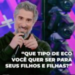Marcos Mion Instagram - As lágrimas de quem estava ali no palco e na plateia já dizem tudo…essa mensagem bate lá dentro mesmo. Faz rever muita coisa. Um pouco mais longa, mas são dois minutos que podem mudar muita coisa na sua vida! Suba no seu stories, salve na bandeirinha e, por favor, comenta sobre como bateu aí pra você! Assim a gente fomenta pro algoritmo levar a mensagem adiante! 🙏🏼 . #MovimentoDaPositividade