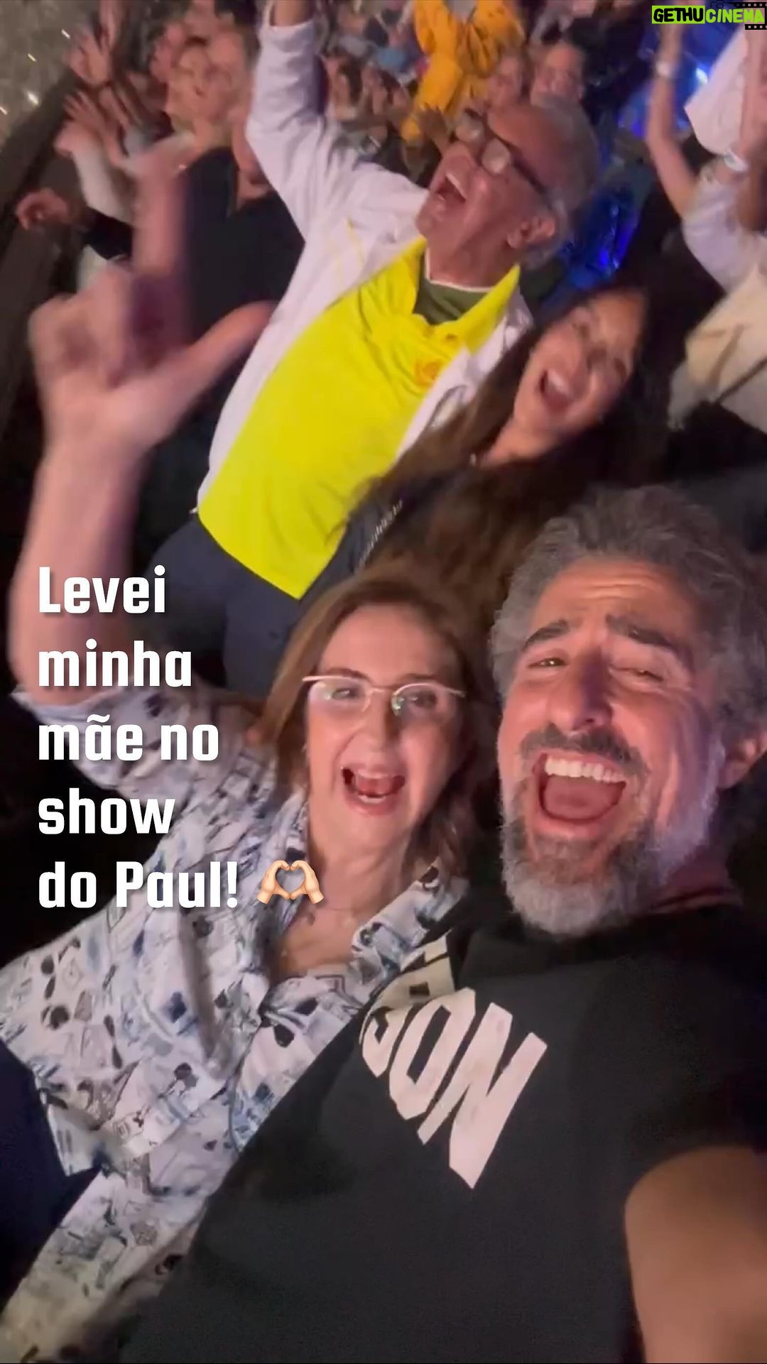 Marcos Mion Instagram - A alegria da minha mãe no show do Paul é o tipo de coisa que me enche de vida! Depois de 30 anos…eu retribui o ingresso! ❤️❤️ E não vou esquecer nunca! . E, sim, o show em 93 rolou MUITO! . Que noite inesquecível com minha mãe, meu amor @suzanagullo e meu sogro!❤️ . Obrigado Paul. Keep rocking.🤘🏼 São Paulo, Brazil