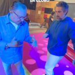 Marcos Mion Instagram - Eu não dei uns tapinhas no bacon do Galvóla, dei??🤣🫢 Eu to aqui pra isso! 😜😂 . Meu segundo ano de @tvglobo , mas é minha terceira vinheta de final de ano…quem explica esse mistério??!? . Ainda é um frio na barriga enorme e, se Deus quiser, vai ser pra sempre! 🙏🏼 “…esses nossos sonhos, serão verdade!”