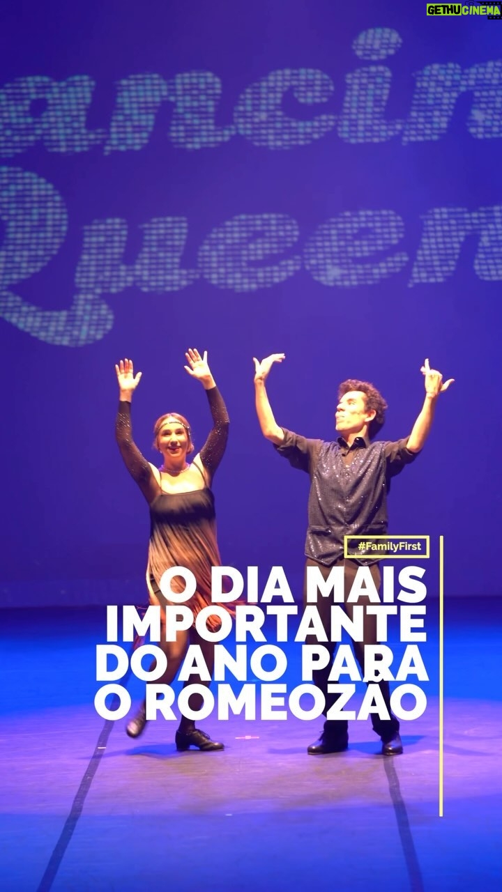 Marcos Mion - 502.6K Likes - PARABÉNS FILHO!! Você arrebentou na sua apresentação de dança do fim de ano!👏🏼🎉 Eu amo o já clássico pedido de palmas pra plateia! ❤️
.
Quem te acompanha por aqui desde a primeira vai ficar impressionado com sua evolução! Cada passo novo, cara! Uau! Você está dançando MUITO! Cada vez melhor! Eu, a mamãe, seus irmãos, avós, seu público todo está MUITO orgulhoso!
.
E Mari…o trabalho que vc faz com Romeo é excelente, cada coreografia pensada em cada detalhe pra ele conseguir fazer, sua paciência e dedicação…mas a amizade de vocês dois é a coisa mais linda! Obrigado por ser tão importante na vida do nosso Romeo!🙏🏼A família toda te ama!
.
Gosto de contar que quando Romeo era pequeno, ele até se vestia, mas eu tinha que levar ele pra assistir à apresentação de dança da classe dele da escola pela janela do 1’ andar que dava pra quadra. Ele não conseguia…tremia todo de pavor. E olha ele aí brilhando sozinho com a Mari num palco gigante e lotado de plateia! Insatisfeito ainda pediu mais barulho!🫶🏼
.
Que todo esse trabalho de uma vida sirva de inspiração para ninguém esmorecer perante uma dificuldade. Nós conseguimos evoluir! Todos nós! Se vc tem um sonho, não importa quanto tempo demore, se você se dedica, vai chegar lá! Se inspire no Romeozão e não esqueça que ele ainda tem o autismo por cima…
.
Divido esse momento com vocês porque sei o quanto vocês amam o Romeo, mas também como uma dose de ânimo e injeção de gasolina para famílias atípicas que estão sofrendo com as limitações de seus pequenos. Fé sempre, muita dedicação e amor ilimitado que vai dar certo! 🙌🏼
.
Que Nossa Senhora interceda pela vida todos! Passa na frente, mãezinha!