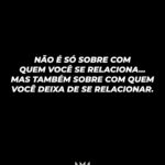 Marcos Mion Instagram - VOLTA E LÊ DE NOVO. Pausadamente. ESSA MENSAGEM VIROU UMA CHAVE AI PRA VOCÊ? Falei ela em um discurso de final de Caldeirāo e a repercussão foi enorme…percebi que a maioria das pessoas estão sempre buscando quem inspira, seguindo mais gente, mas fazendo vista grossa pra quem não acrescenta nada ou até faz mal mesmo e deixando elas por perto. . Não! É muito importante entender quem não soma à sua vida, quem te põe pra baixo, quem não acredita em você, quem coloca em risco sua auto estima. Se for online, pare de seguir, bloqueie. Se for na vida real, corte relações. Nada, nem ninguém que comprometa sua saúde física ou mental pode ser mais importante que sua paz, seu bem estar. Acima da gente, só Deus. . É muito importante saber com quem você precisa deixar de se relacionar.
