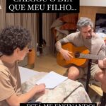 Marcos Mion Instagram - MEU PRIMEIRO DIA COM O VIOLÃO!😄DEIXA UM INCENTIVO AÍ!🎸😂 Como se eu já não tivesse uma rotina insana e em plena preparação pra um projeto em Janeiro, resolvi tentar aprender a tocar violão!😂E no primeiro dia já fui pra cima do Bon Jovi!😄 . Por que então? Porque a vida é uma só, não tenho tempo a perder e não queria passar por essa vida sem saber como é tocar violão! 🤷🏻‍♂️ . Meu ombro com artrose dói o tempo todo pela posição na hora de fazer a levada, então não sei se vou conseguir continuar. Tenho que escolher as prioridades de onde vale ficar sentindo dor…é puxado sentir dor 24 horas por dia, que é o que acontece há alguns anos. Mas só de dividir esses momentos com o @tefomion já está valendo demais!! ❤️❤️ Amo que quando acaba a música que arrisco toscamente, ele olha e fala “ó! Foi bem, papai!” ❤️❤️❤️ Esse moleque é muito especial! Muito carinhoso! Que sorte ser seu pai, filho! ❤️❤️