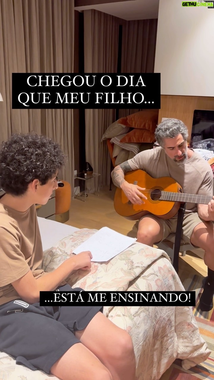 Marcos Mion Instagram - MEU PRIMEIRO DIA COM O VIOLÃO!😄DEIXA UM INCENTIVO AÍ!🎸😂 Como se eu já não tivesse uma rotina insana e em plena preparação pra um projeto em Janeiro, resolvi tentar aprender a tocar violão!😂E no primeiro dia já fui pra cima do Bon Jovi!😄 . Por que então? Porque a vida é uma só, não tenho tempo a perder e não queria passar por essa vida sem saber como é tocar violão! 🤷🏻♂️ . Meu ombro com artrose dói o tempo todo pela posição na hora de fazer a levada, então não sei se vou conseguir continuar. Tenho que escolher as prioridades de onde vale ficar sentindo dor…é puxado sentir dor 24 horas por dia, que é o que acontece há alguns anos. Mas só de dividir esses momentos com o @tefomion já está valendo demais!! ❤️❤️ Amo que quando acaba a música que arrisco toscamente, ele olha e fala “ó! Foi bem, papai!” ❤️❤️❤️ Esse moleque é muito especial! Muito carinhoso! Que sorte ser seu pai, filho! ❤️❤️
