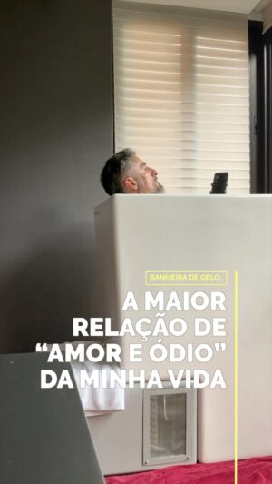 Marcos Mion Instagram - Eu sofro. Toda vez. Pra ter ideia, sou o tipo de pessoa que não gosta nem do respingo da água gelada que ricocheteia do chão quando abre o chuveiro 😂

Mas a vida não é sobre fazer o que vc gosta ou o que vc quer, a vida é sobre fazer o que tem que ser feito.

Então todo dia eu demoro cinco minutos pra me concentrar e… entro. A água fica fixa em 8 graus.

Ainda não cheguei no 1 minuto. Mas já subi de 30 pra 50 segundos. Vou chegar no minuto já, já. Já tá definido na minha cabeça.

E pra que sofrer desse jeito? Acreditem, os benefícios desse processo chamado crioterapia valem o esforço. Sabe quando você bate o braço ou a perna e sempre tem a pessoa que te traz um saquinho com gelo ou até um bife congelado do freezer pra aliviar a dor? Isso é uma espécie de crioterapia localizada.

Essa na banheira é uma versão grande disso, pra atenuar a dor e a inflamação em todos os músculos do corpo após os treinos. O gelo tem esse poder de gerar um efeito anti-inflamatório e analgésico. 

Mas como tudo relacionado ao corpo e a saúde, NÃO deve ser feito sem orientação de um profissional. Qq coisa sem orientação pode ser perigoso! Como tudo, a crioterapia também tem suas contraindicações.

E obrigado ao meu irmão @cauareymond pela dica e orientação! 🤜🏼❤️🤛🏼