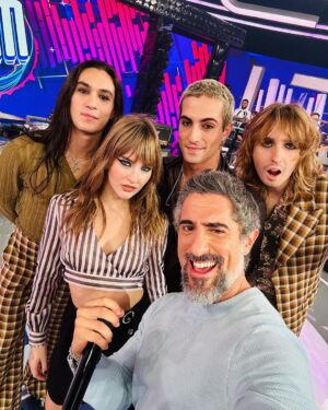 Marcos Mion Instagram - ISSO ACABOU DE ACONTECER!! 
O rock está vivo e ele tá falando italiano! Em breve no Caldeirão!🤘🏻
.
Thanks @damianodavid @vicdeangelis @ethaneskin @thomasraggi__  for the energy and intensity you delivered on my stage today! 🤘🏻