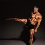 Marcos Mion Instagram - Não é pra ganhar biscoito! É pra mostrar o resultado de um cara de 44 anos que decidiu se superar, conquistando o melhor físico da vida para dar vida, com honra e respeito aos que vieram antes de mim, ao personagem da minha vida, meu Rocky Balboa, o Max Machadada. Já são mais de 70 dias de preparação focada sem errar em nenhuma refeição, incluindo Natal e Reveillon (ambos com frango e legumes cozidos sentado na mesa farta) e seguirá até as filmagens acabarem, no final de fevereiro, além dos 4 treinos/dia quando dá. Não foram 70 dias pra fazer esses músculos! Eles já estavam aí! Cultivados e criados há mais de 10 anos vivendo como um fisiculturista, que é a forma que eu me encontrei na vida. Quem segue o @mionfitness desde a época do Team Treta, sabe! Esse tempo foi para secar a gordura num processo seguro e saudável, mantendo a massa magra (os músculos) que estavam “escondidos”. Pq normalmente a pessoa emagrece perdendo gordura E músculo. Comecei esse processo com 92 kilos e hoje, sob a supervisão do @correabodybuilder, estou pesando 82 mantendo a massa magra (músculos) e diminuindo o peso a cada dia. Não sou old skool como mestres tipo @fernandosardinha @nortomjames @fermarquestrust @johannschatztreinador, mas sou “das antigas”, muito antes do hype. O mais importante continua sendo a inspiração atrás de esporte, movimento, saúde! Inspirando os tiozões que acham que não dá mais pra ter corpo que atropela os de 20 anos, que dá sim! Seu corpo é sua casa. Obrigado @correabodybuikder que entrou aos 48 do segundo tempo com TUDO, @marcelo.donice, @edudimand, @prontolight e @paulomuzy pela orientação! A vida de um atleta é muito solitária atrás do resultado. Ninguém entende o pq vc se priva tanto, dão risada, olham torto, diminuem demais seu esforço, tiram sarro, fazem de tudo pra vc quebrar a dieta, mas com amigos que entendem ao lado, como vcs, tudo fica mais fácil. 📷 @pedrodimitrow #MMAoFilme PRA TER O QUE POUCOS TEM,VC TEM QUE FAZER O QUE POUCOS FAZEM.