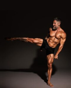 Marcos Mion Instagram - Não é pra ganhar biscoito! É pra mostrar o resultado de um cara de 44 anos que decidiu se superar, conquistando o melhor físico da vida para dar vida, com honra e respeito aos que vieram antes de mim, ao personagem da minha vida, meu Rocky Balboa, o Max Machadada. Já são mais de 70 dias de preparação focada sem errar em nenhuma refeição, incluindo Natal e Reveillon (ambos com frango e legumes cozidos sentado na mesa farta) e seguirá até as filmagens acabarem, no final de fevereiro, além dos 4 treinos/dia quando dá. Não foram 70 dias pra fazer esses músculos! Eles já estavam aí! Cultivados e criados há mais de 10 anos vivendo como um fisiculturista, que é a forma que eu me encontrei na vida. Quem segue o @mionfitness desde a época do Team Treta, sabe! Esse tempo foi para secar a gordura num processo seguro e saudável, mantendo a massa magra (os músculos) que estavam “escondidos”. Pq normalmente a pessoa emagrece perdendo gordura E músculo. Comecei esse processo com 92 kilos e hoje, sob a supervisão do @correabodybuilder, estou pesando 82 mantendo a massa magra (músculos) e diminuindo o peso a cada dia. Não sou old skool como mestres tipo @fernandosardinha @nortomjames @fermarquestrust @johannschatztreinador, mas sou “das antigas”, muito antes do hype. O mais importante continua sendo a inspiração atrás de esporte, movimento, saúde! Inspirando os tiozões que acham que não dá mais pra ter corpo que atropela os de 20 anos, que dá sim! Seu corpo é sua casa. Obrigado @correabodybuikder que entrou aos 48 do segundo tempo com TUDO, @marcelo.donice, @edudimand, @prontolight e @paulomuzy pela orientação! A vida de um atleta é muito solitária atrás do resultado. Ninguém entende o pq vc se priva tanto, dão risada, olham torto, diminuem demais seu esforço, tiram sarro, fazem de tudo pra vc quebrar a dieta, mas com amigos que entendem ao lado, como vcs, tudo fica mais fácil. 📷 @pedrodimitrow #MMAoFilme PRA TER O QUE POUCOS TEM,VC TEM QUE FAZER O QUE POUCOS FAZEM.