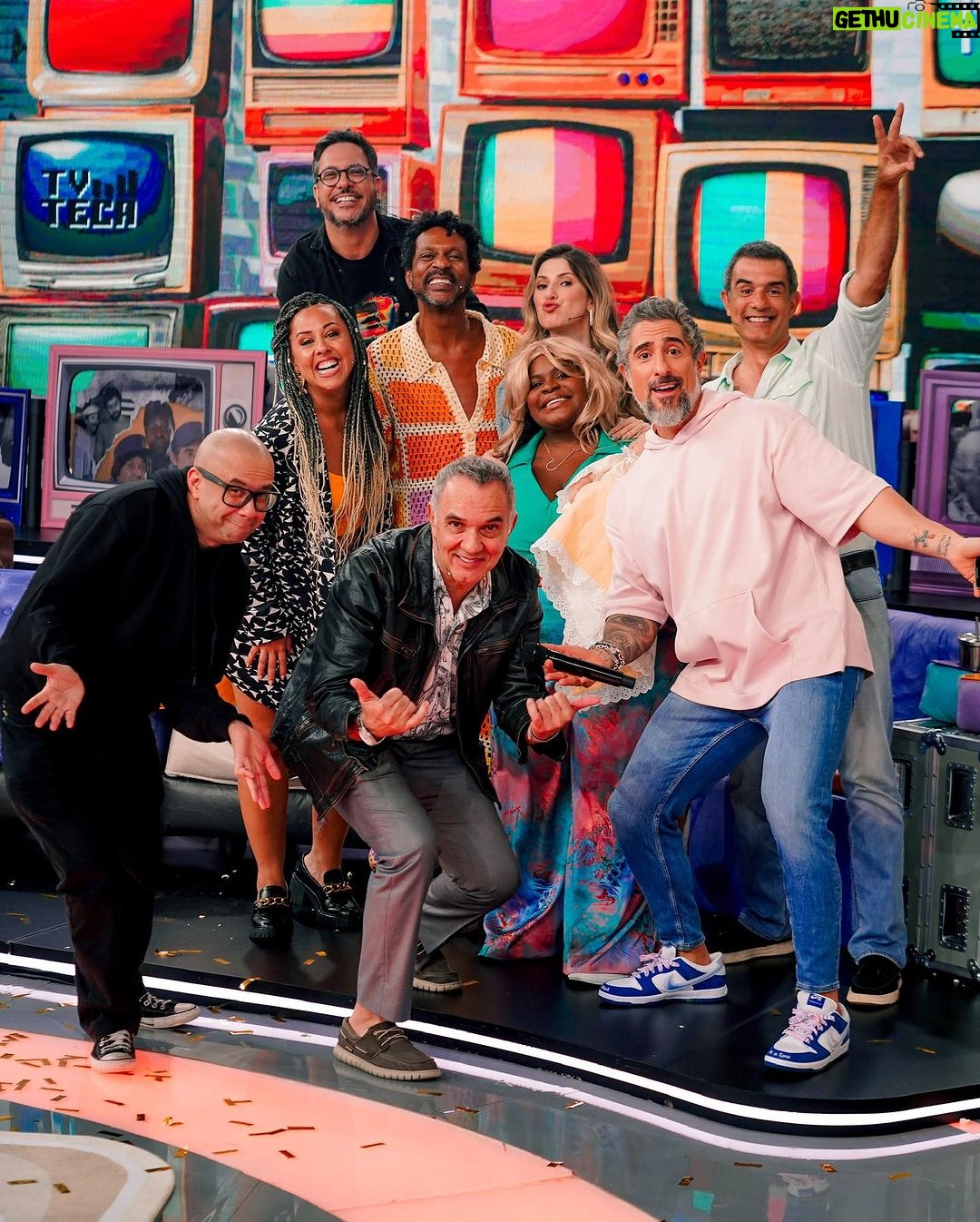 Marcos Mion Instagram - VOCÊ NÃO PODE PERDER AS DUAS ESTREIAS DO #CALDEIRÃO DE HOJE! 😱 . Arraste pro lado e conheça tudo sobre o #TvTeca 📺 e o #SobeOSomLáEmCasa 🏡🎶 . Comentem aqui comigo sobre os novos quadros. Estou louco pra saber a opinião de vocês! 🫶🏻 E bora curtir esse sabadão! Estúdios Globo