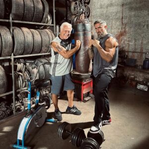 Marcos Mion Instagram - Mionzera e Fagundóla? Nao! Max Machadada e seu pai, Fred Fontana! 🥊
.
Hoje foi dia de receber o mestre @antoniofagundes no set do meu filme, MMA - Meu Melhor Amigo. Da pra acreditar? 🤯
.
Que honra contracenar com um dos maiores de todos os tempos, que orgulho ter um ator desse tamanho querendo contar essa história junto comigo…aprendi muito hoje! 
.
Na real eu fico buscando o que escrever , mas me faltam palavras!! Eu só quero gritar QUE FODAAAAAAAAAAAA!! 😂😂 Me desculpem gente, mas, como eu ensino pros meus filhos, até o Romeozão sabe, tem horas que só um palavrão mesmo que dá o real significado do sentimento! Hoje tá liberado!😄
.
Bem vindo Fred Fontana à vida de Max Machadada!💪🏼
Obrigado Fagundes por tanta generosidade e elegância na profissão e no convívio! 🫶🏼
.
((Fotos @gbfoto.cine ))