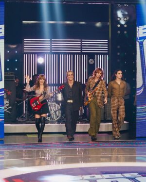Marcos Mion Instagram - ISSO ACABOU DE ACONTECER!! 
O rock está vivo e ele tá falando italiano! Em breve no Caldeirão!🤘🏻
.
Thanks @damianodavid @vicdeangelis @ethaneskin @thomasraggi__  for the energy and intensity you delivered on my stage today! 🤘🏻