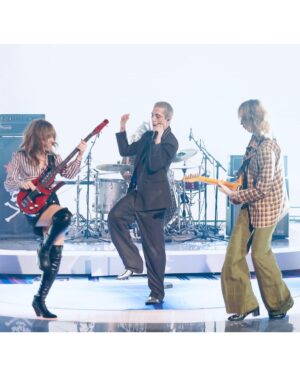 Marcos Mion Instagram - ISSO ACABOU DE ACONTECER!! 
O rock está vivo e ele tá falando italiano! Em breve no Caldeirão!🤘🏻
.
Thanks @damianodavid @vicdeangelis @ethaneskin @thomasraggi__  for the energy and intensity you delivered on my stage today! 🤘🏻