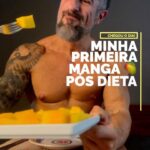 Marcos Mion Instagram - QUANDO UMA MANGA VIRA UMA LIÇÃO PRA VIDA… É muito importante para as pessoas que querem conquistar grandes feitos, que querem viver grandes sonhos, entenderem que o prazer imediato te afasta cada vez mais do objetivo final. Tudo na vida, que vale a pena, que envolve evolução e construção, inclui um processo difícil e doloroso. Inclui privação. Inclui desespero e vontade de desistir, de falhar. Quem consegue achar conforto na dor, prazer no desconforto, se torna impossível de parar. E quem consegue aguentar o processo até o fim, alcança. E sabe o que é mais louco? Quando você vive o processo e esquece o objetivo final, quando você atinge esse lugar tão esperado, ele já não tem mais tanto valor. Vira apenas uma consequência óbvia do resultado de tudo que você investiu e fez. Não é apenas sobre o que você faz, mas por quanto tempo consegue fazer com excelência! Minha vitória não foi a manga e nem o shape final. Foram os meses que eu já estava vivendo em restrição extrema, treinando 4 vezes por dia, sem ver os resultados que ainda não apareciam. É ali que você se torna um vencedor.