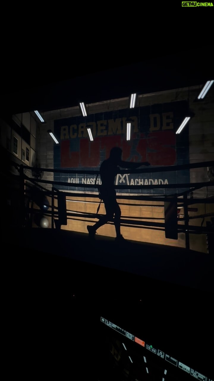 Marcos Mion Instagram - Desde o dia 3/1 minha vida é essa. Não me encontro mais. Encontro Max Machadada e minha vida nunca mais vai ser a mesma. Condicionei minha mente e meu corpo para viver outra realidade, outra vida, a ter outros instintos. Max e eu nos encontramos no meio do caminho. Eu tenho muito dele e ele…bom…ele é por inteiro um lado meu que queima aqui dentro mas não acha vias de existir porque minha vida nao é a de um lutador de artes marciais. . Nunca mergulhei tanto. Nunca transformei meu corpo e minha mentalidade assim. Está sendo uma jornada inesquecível e intensa. . E não vejo a hora de dividir com vocês! No final do ano, nos cinemas! #MMAoFilme