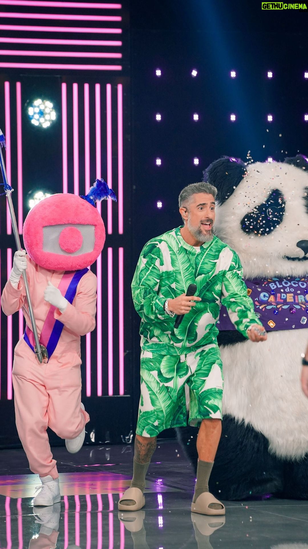 Marcos Mion Instagram - E VAAAAAI! 😂🎊 . O bloco do #Caldeirola tá chegando nesse clima na @tvglobo! Comentem aqui comigo. O programa de hoje tá uma delícia 🫶🏻 Estúdios Globo