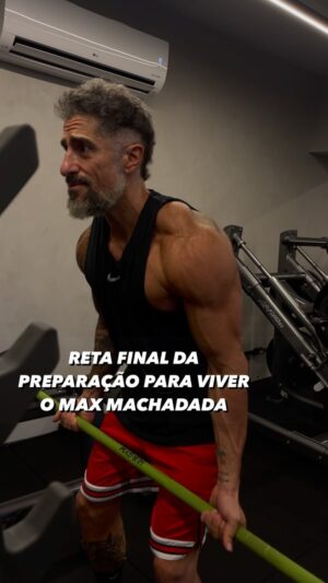 Marcos Mion Instagram - Eu sei que vai assustar. A maioria vai dizer “Nossa! Como ficou assim tão rápido?” (Lembrando que vivo assim há mais de 10 anos) e, claro, a galera do fake natty vai mergulhar de cabeça!😂😂Tudo bem, tudo faz parte! 🙂🙂
.
Mas a real é que 99% das pessoas não sabe o que é necessário pra atingir esse corpo. O tanto de sacrifício, de abstinência, de dor física, de desafio mental, de FOME que é das piores partes. Ainda mais passar as festas de fim de ano nesse nível de privação. 
.
Sim, foi Natal com frango e batata doce contada na balança, Réveillon de Pepsi Black com ceia de frango e legumes. Sentado na mesa com toda fartura na minha frente.
.
Só eu sei o que estou passando, aos 44, pra chegar onde quero para o Max. Óbvio que tem MUITO relacionado a eu provar para mim mesmo que consigo colocar um shape melhor do que todos que já coloquei ao longo da vida. Pq aos 44, com todas lesões que tenho, é tudo MUITO mais difícil. 
.
Mentira, não sou só eu…quem convive comigo sabe bem o grau de stress psicológico e físico necessário: Nena que me aguentou, com rompantes d e mau humor sendo uma parceira incrível, segurando minha onda, meus filhos que muitas vezes me olharam com questionamento tipo “pq vc não é normal?” 😂😂😂
.
E meus manos que estão ao meu lado nessa missão: @correabodybuilder @marcelo.donice @prontolight @paulomuzy - esses sim sabem exatamente o que é necessário e o quão fora da curva vc tem que ser.
.
Termino com minha eterna frase: PRA TER O QUE POUCOS TEM, VOCÊ TEM QUE FAZER O QUE POUCOS FAZEM.
.
Bem vindo Max Machadada💪🏼 #MMAoFilme